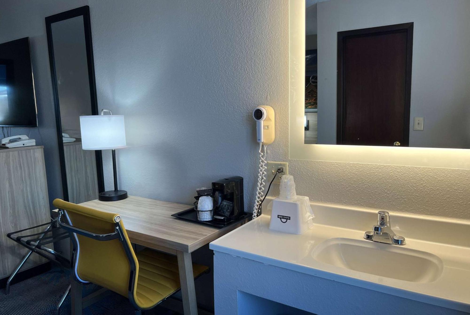 Days Inn By Wyndham Jamestown Eksteriør billede